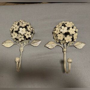 Decorative Hydrangea Wall Hook Pair in Distressed Cream